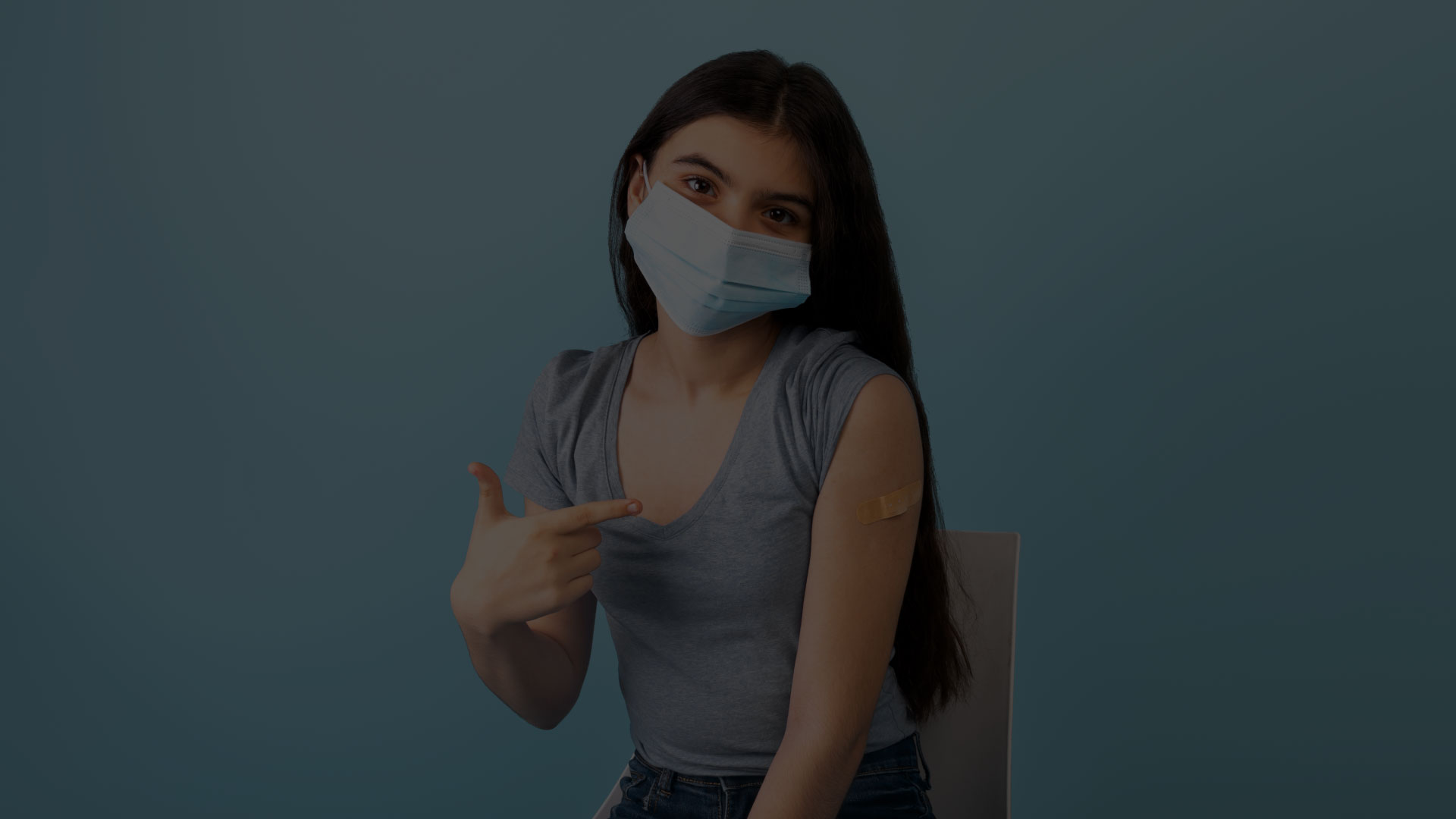 Jente-med-plaster-på-armen-etter-vaksine